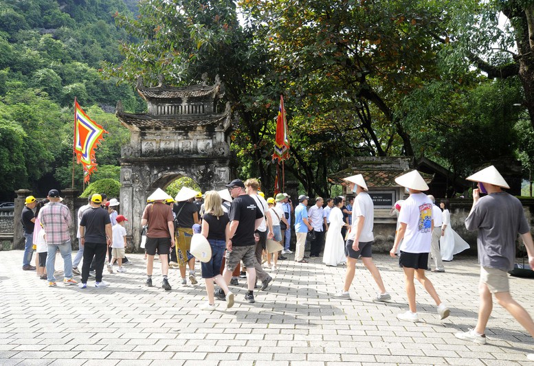 Du lịch Ninh Bình sôi động, tăng trưởng ấn tượng