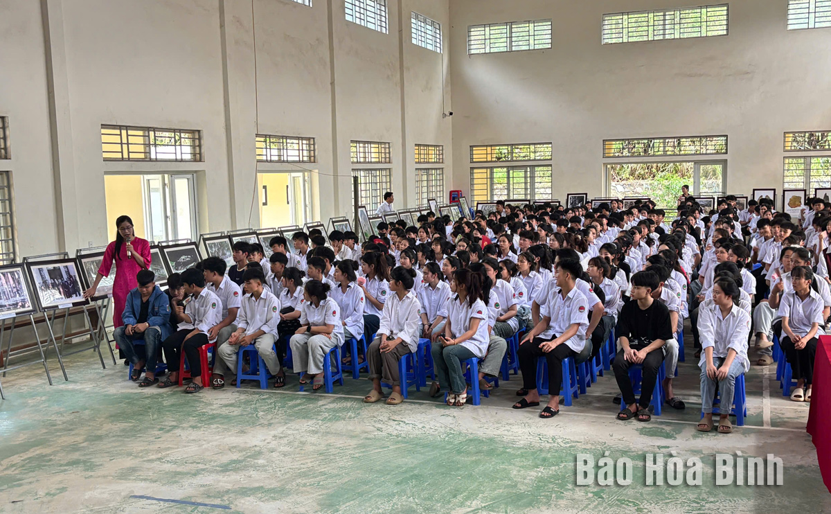 Tuyên truyền, giới thiệu giá trị tiêu biểu của nền "Văn hóa Hòa Bình" tại Trường THPT Mường Chiềng