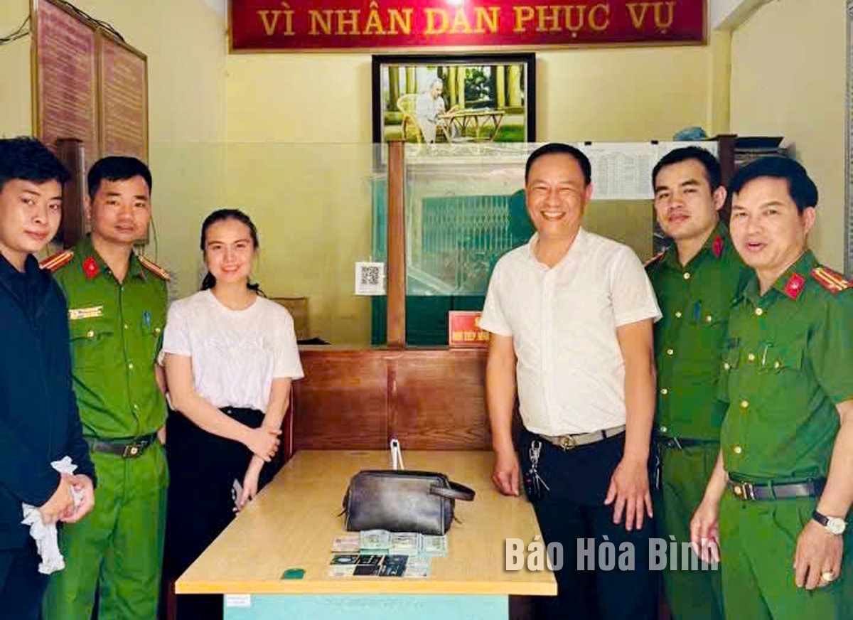 Trao trả gần 500 triệu đồng và nhiều giấy tờ quan trọng cho người để thất lạc