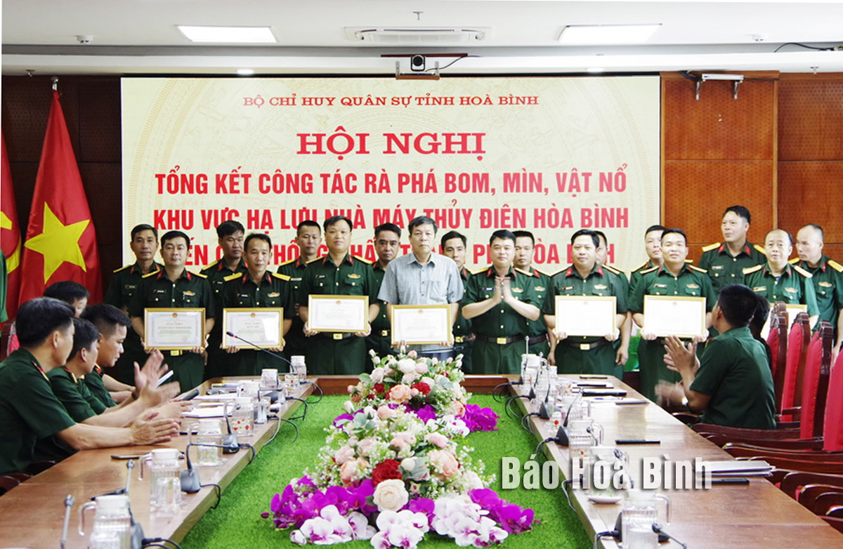 5 tập thể, 19 cá nhân được Chủ tịch UBND tỉnh tặng bằng khen trong công tác rà phá bom, mìn, vật nổ khu vực hạ lưu sông Đà
