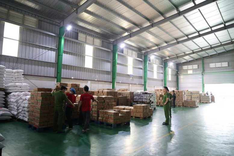 Thực phẩm giả 'len lỏi' qua nhiều đường tiêu thụ