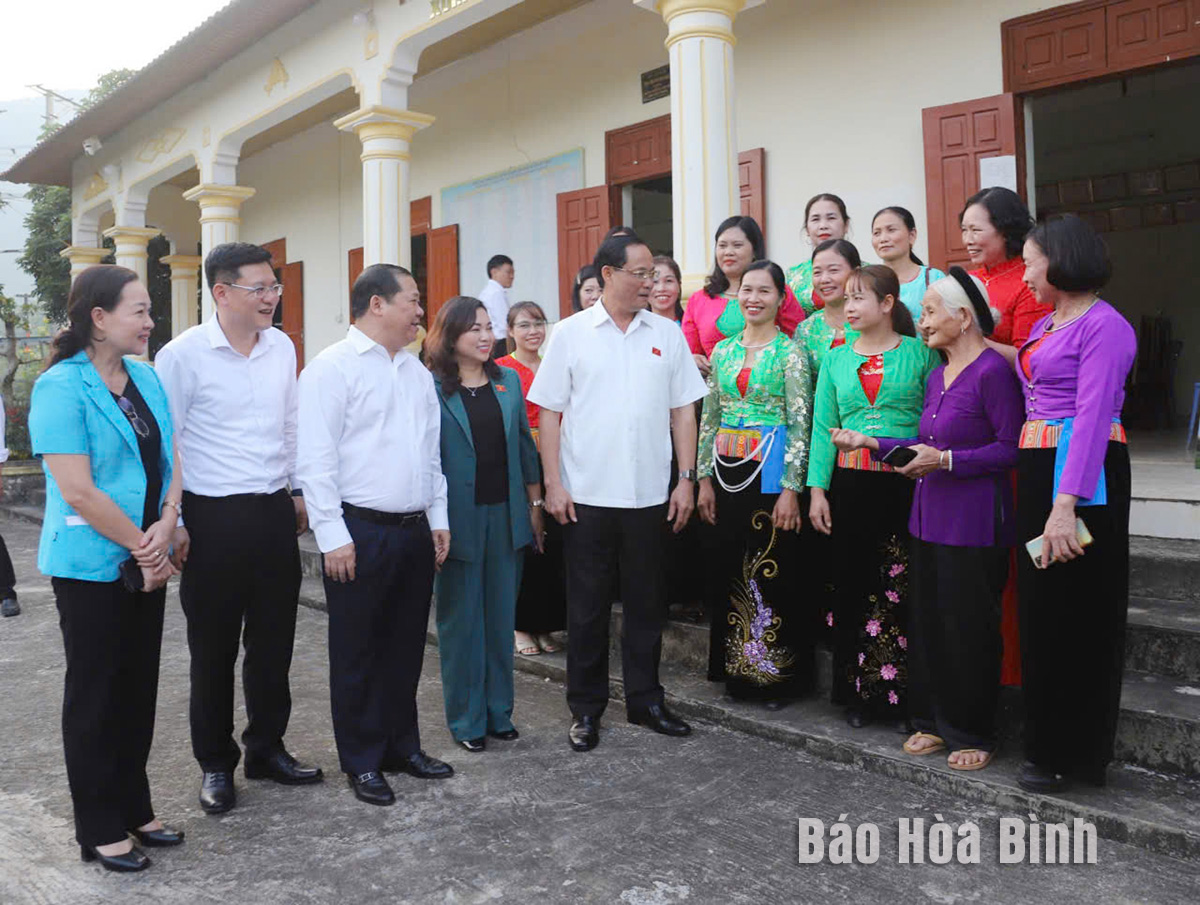 Phó Chủ tịch Quốc hội Trần Quang Phương thăm, tặng quà hộ nghèo, gia đình chính sách xã Yên Trị