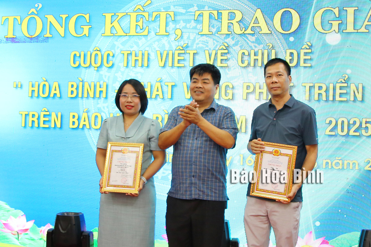 Trao giải Cuộc thi viết chủ đề "Hòa Bình - Khát vọng phát triển" năm 2023 - 2025
