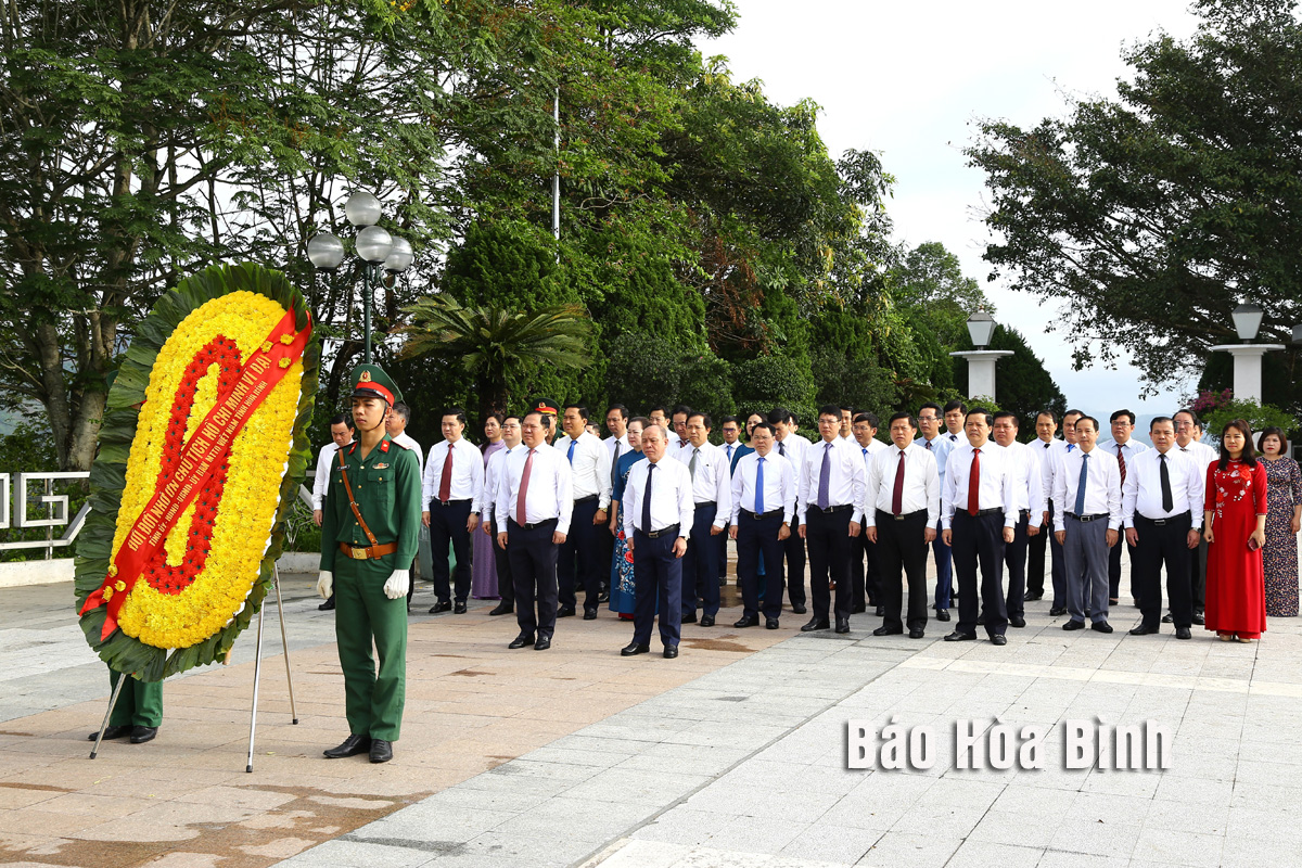 Dâng hương Tượng đài Bác Hồ trên công trình Thủy điện Hòa Bình