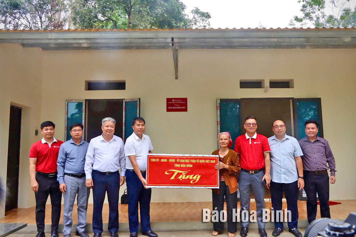 Seabank trao 3 căn nhà Đại đoàn kết cho hộ nghèo tại huyện Lương Sơn và thành phố Hòa Bình
