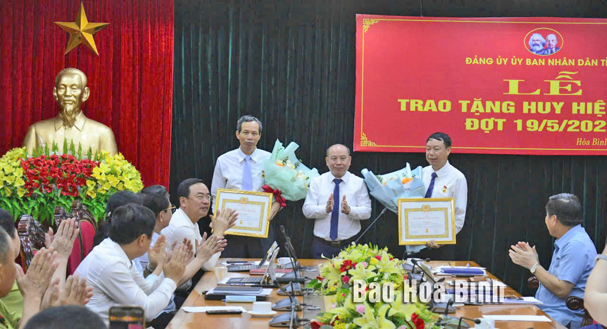 Đảng ủy Ủy ban nhân dân tỉnh trao tặng Huy hiệu Đảng đợt 19/5
