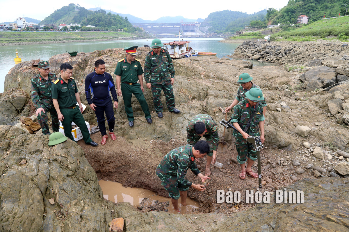 Phát hiện quả bom khủng tồn sót sau chiến tranh gần chân cầu Hòa Bình