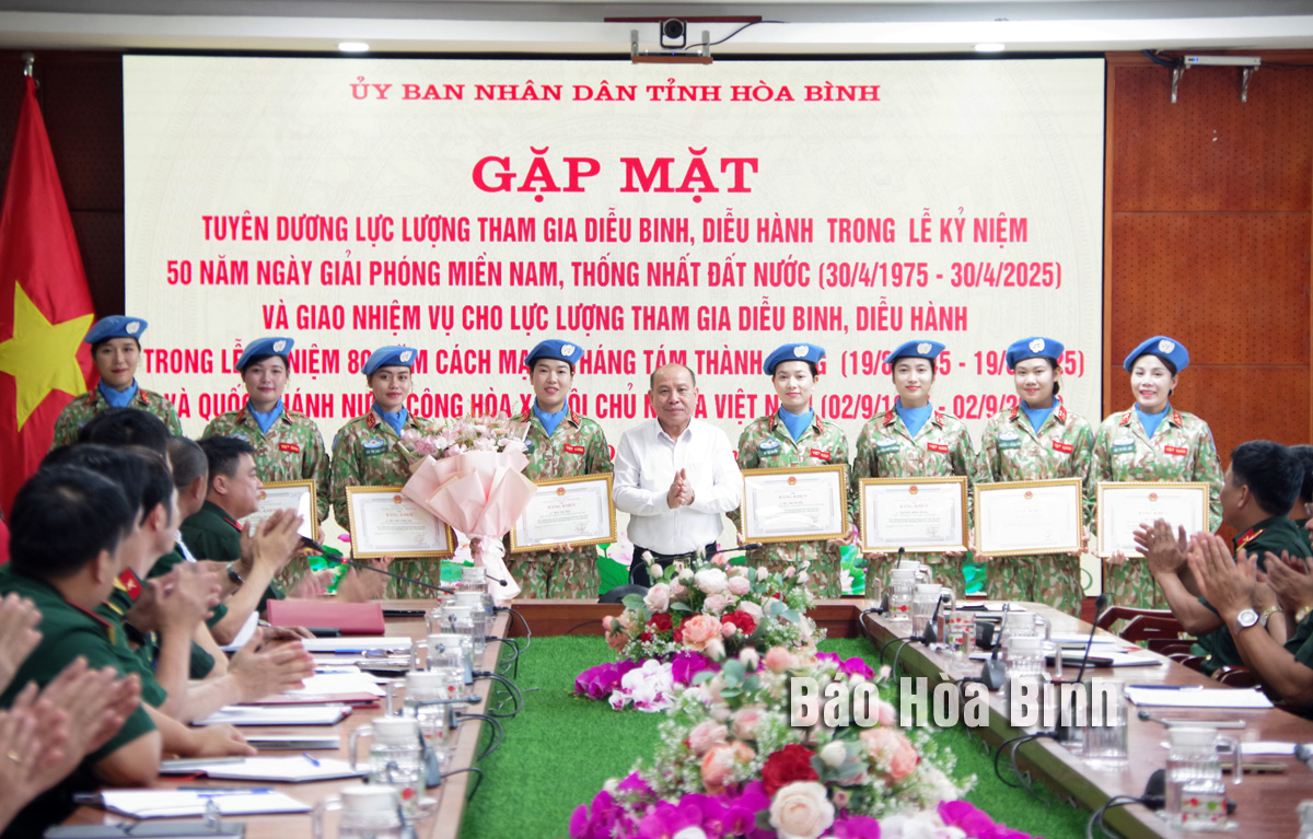 Tặng bằng khen cho 9 quân nhân tham gia diễu binh trong Lễ kỷ niệm 50 năm Ngày Giải phóng miền Nam, thống nhất đất nước