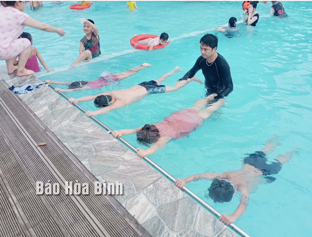 Học bơi an toàn phòng, chống đuối nước cho trẻ em