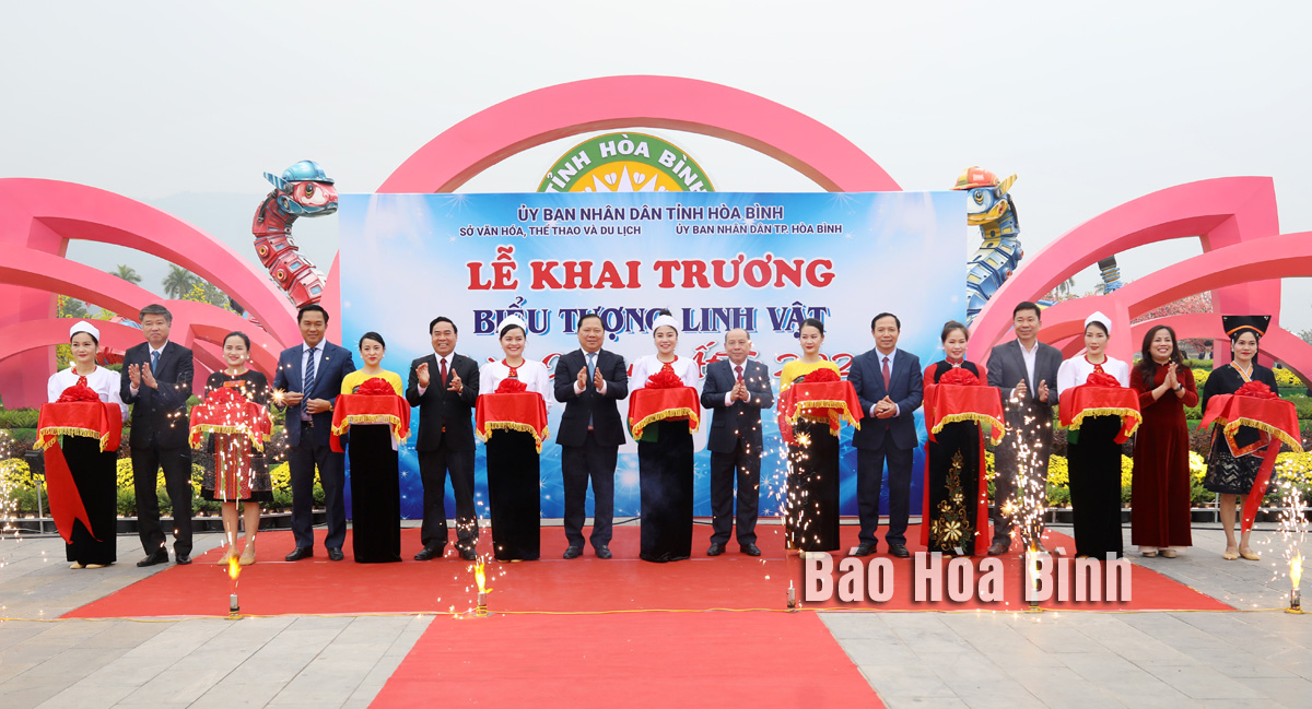 Khai trương triển lãm và trưng bày biểu tượng linh vật chào Xuân Ất Tỵ 2025