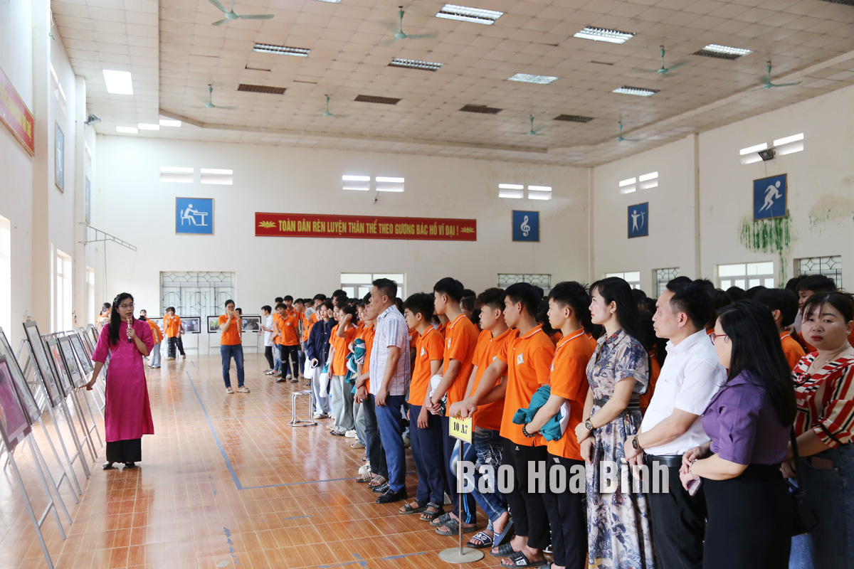 Tuyên truyền, giới thiệu giá trị tiêu biểu của nền "Văn hoá Hoà Bình" tại Trường THPT Mường Bi