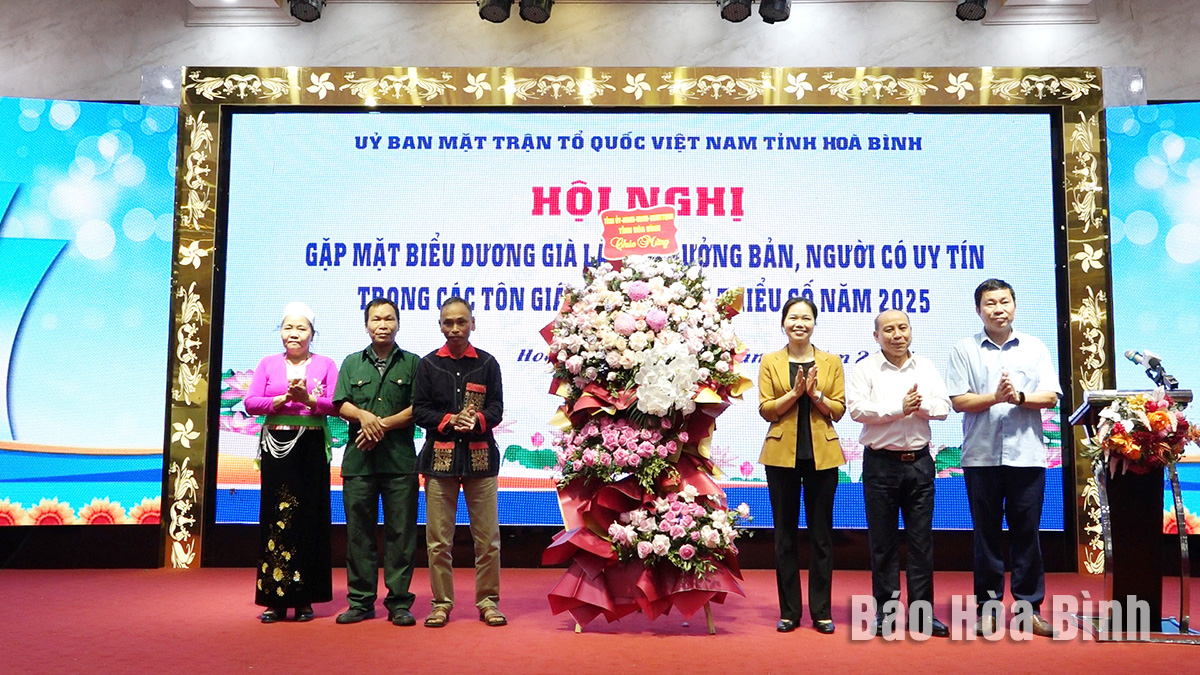 Gặp mặt biểu dương già làng, trưởng bản, người có uy tín tiêu biểu trong các tôn giáo và dân tộc thiểu số