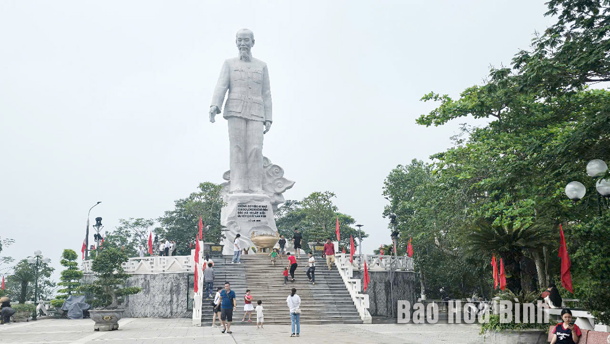 Thành phố Hoà Bình tự hào, náo nức trong Ngày Giải phóng miền Nam, thống nhất đất nước