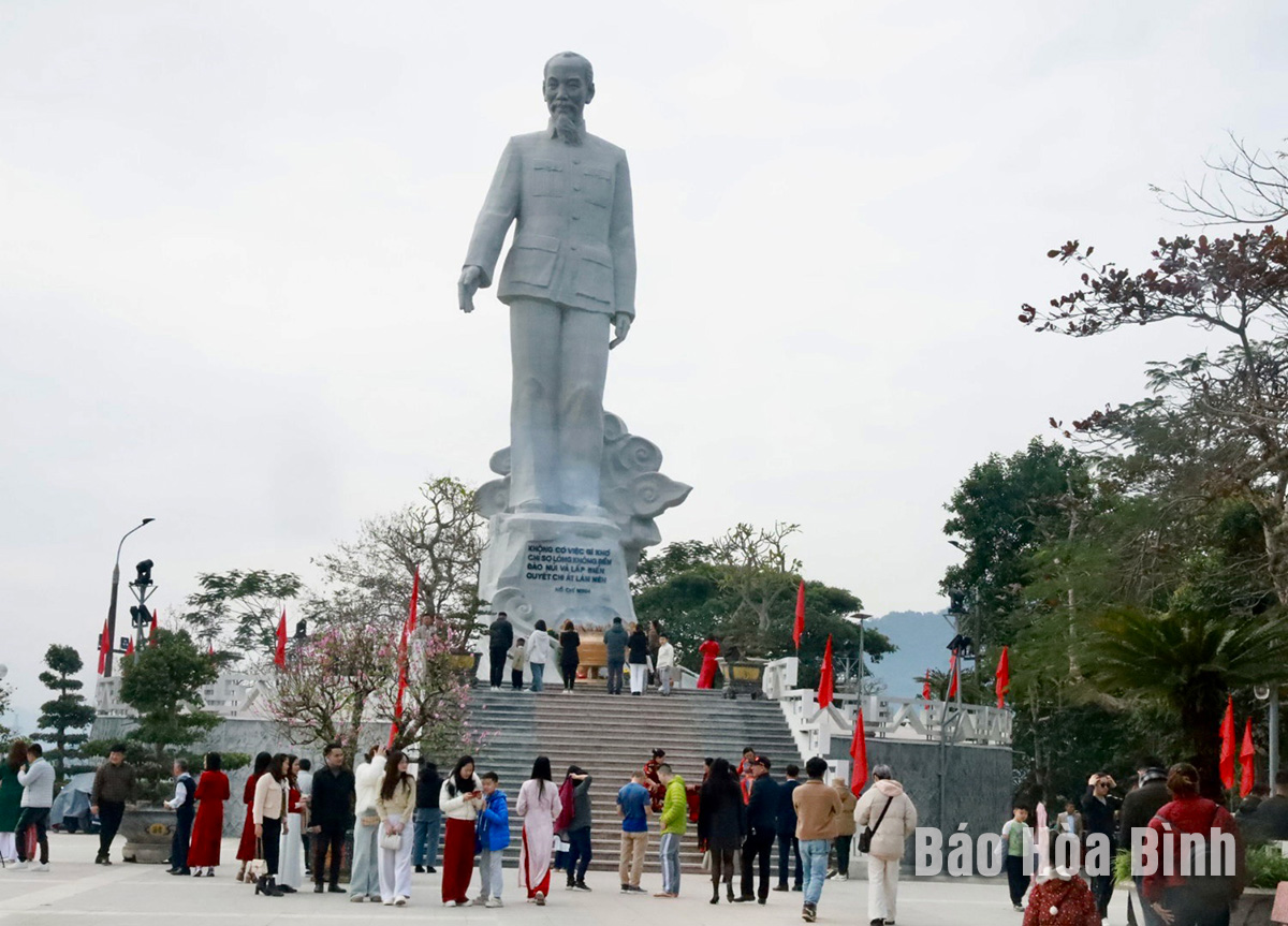 Không khí nô nức du xuân tại thành phố Hòa Bình