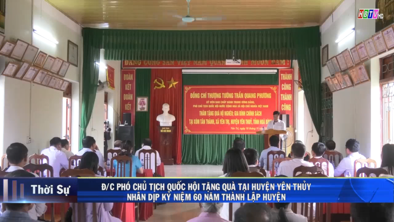 10/11: Đ/c Phó Chủ tịch Quốc hội tặng quà tại huyện Yên Thủy, nhân dịp Kỷ niệm 60 năm thành lập huyện