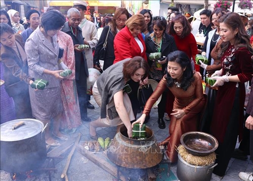 "Bản hòa ca Tết Việt": Phu nhân Tổng Bí thư Tô Lâm và các nữ Đại sứ trổ tài gói bánh chưng