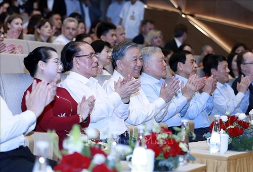 Tổng Bí thư Tô Lâm dự chương trình nghệ thuật "Bài ca chiến thắng"