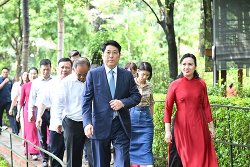 Chủ tịch nước Lương Cường thăm Khu di tích Chủ tịch Hồ Chí Minh
