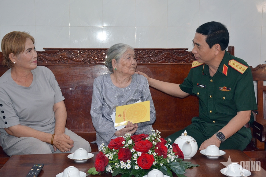 Đại tướng Phan Văn Giang thăm, tặng quà Mẹ Việt Nam anh hùng