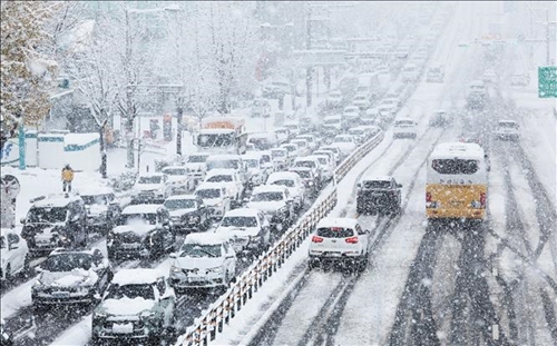 Seoul (Hàn Quốc): Bão tuyết tồi tệ nhất trong 52 năm