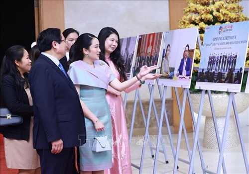 Thủ tướng Phạm Minh Chính và Thủ tướng Thái Lan thưởng lãm các sản phẩm thủ công Việt Nam