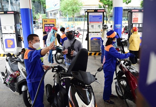 Từ chiều nay (24-4), giá xăng dầu đồng loạt tăng