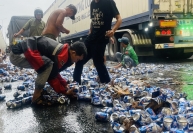 Người dân nhặt hàng nghìn lon bia rơi xuống đường giúp tài xế