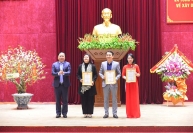 Đ/c Bí thư tỉnh ủy trao giải đặc biệt " Giải búa liềm vàng" năm 2022 cho phóng viên Đài PTTH tỉnh