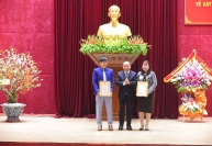 Đ/c Phó Bí thư TT tỉnh ủy trao giải nhất " Giải búa liềm vàng " năm 2022 cho PV Đài PTTH và Báo Hòa Bình