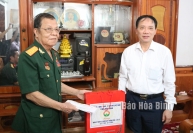 Chủ tịch UBND tỉnh Bùi Văn Khánh thăm, tặng quà người có công với cách mạng trên địa bàn huyện Tân Lạc
