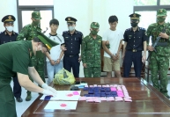 Bắt giữ 2 đối tượng vận chuyển 12.000 viên ma túy từ Lào về Việt Nam