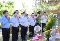 Đoàn đại biểu lãnh đạo tỉnh Hòa Bình dâng hương, viếng mộ Đại tướng Võ Nguyên Giáp