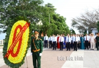 Đoàn đại biểu lãnh đạo tỉnh dâng hương Tượng đài Bác Hồ