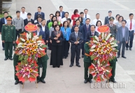 Thống đốc Ngân hàng Nhà nước Việt Nam dâng hương tưởng niệm Chủ tịch Hồ Chí Minh và làm việc tại Hòa Bình