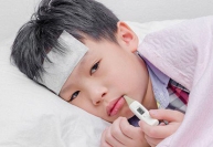 Cách phòng viêm họng cho trẻ trong mùa nồm ẩm
