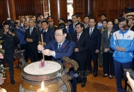 Chủ tịch Quốc hội Vương Đình Huệ dâng hương tưởng niệm Bác Hồ tại Nam Đàn (Nghệ An)