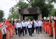 Chủ tịch nước Tô Lâm thăm hỏi, động viên nhân dân Làng cổ Đường Lâm, Sơn Tây
