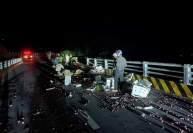 Xe tải rơi xuống vực trên đường nối cao tốc Nội Bài - Lào Cai đi Sa Pa