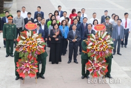 Thống đốc Ngân hàng Nhà nước Việt Nam dâng hương tưởng niệm Chủ tịch Hồ Chí Minh và làm việc tại Hòa Bình
