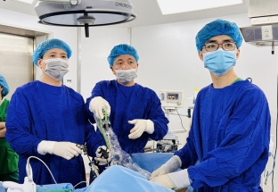 Triển khai kỹ thuật mới: Phẫu thuật nội soi cắt gan, cắt đại trực tràng một thì