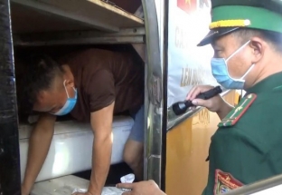 Chui hầm xe khách để trốn cách ly y tế khi nhập cảnh từ Lào về Việt Nam