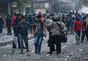 Biểu tình bạo lực tại Jakarta khiến hơn 200 người thương vong