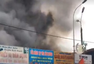 Cháy chợ trung tâm thị trấn Sóc Sơn, khói bốc cao hàng chục mét