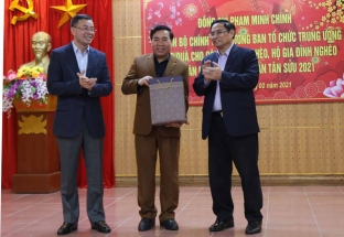 Đồng chí Phạm Minh Chính tặng quà Tết đồng bào nghèo và lực lượng chống dịch