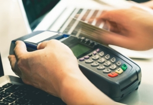 Rút tiền mặt từ thẻ tín dụng qua máy POS: Phạm pháp và nhiều rủi ro