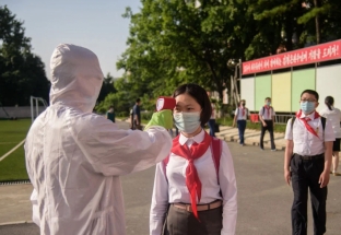Triều Tiên báo cáo thêm 15 trường hợp tử vong do "sốt", dịch Covid-19 gây biến động lớn