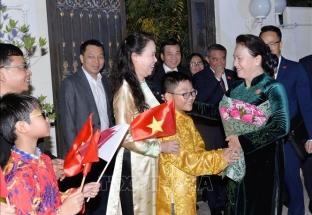 Chủ tịch Quốc hội gặp gỡ cộng đồng người Việt Nam tại Qatar
