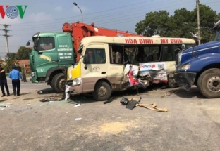 Tai nạn liên hoàn trên Đại lộ Thăng Long khiến hai vợ chồng tử vong