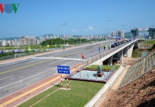 Sắp thông quan cầu Bắc Luân II nối Việt Nam - Trung Quốc
