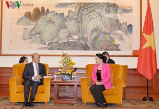 Chủ tịch Quốc hội tiếp lãnh đạo các doanh nghiệp tại Bắc Kinh